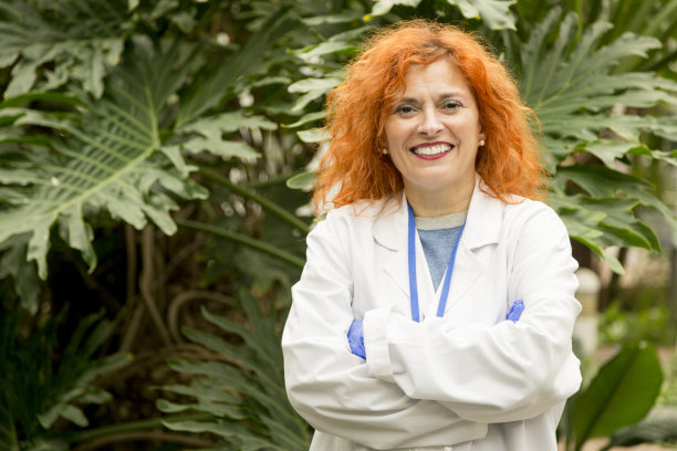 笑容满面的科学家双臂交叉看着镜头图片下载