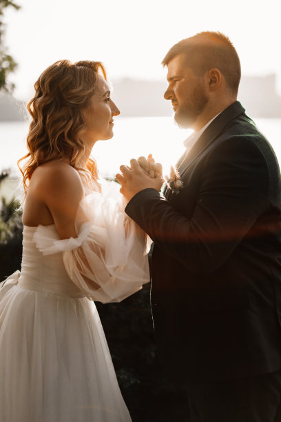 新娘和新郎在河边的夕阳下图片下载