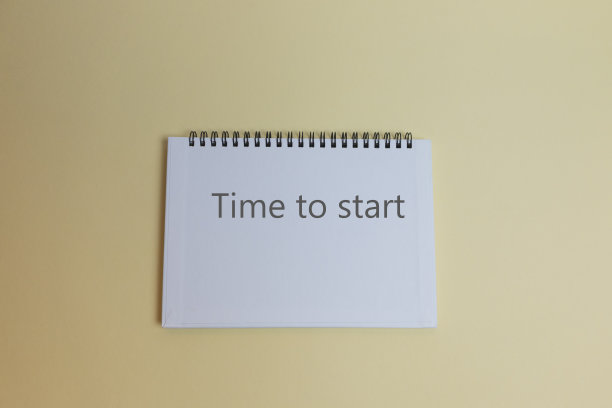 时间开始文本在记事本上的黄色背景。事业的动力，概念的灵感图片下载