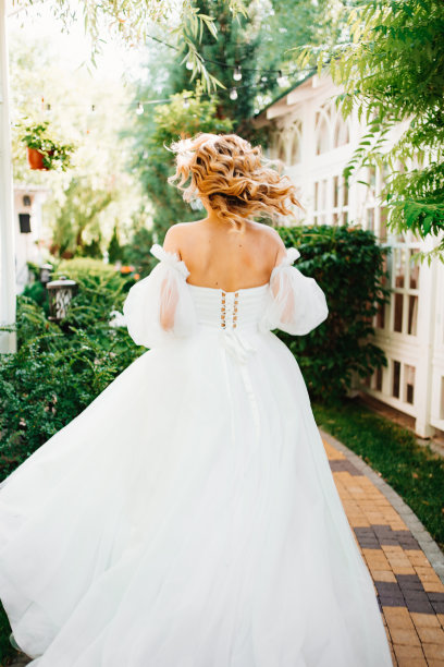 后面的观点。新娘穿过花园。图片下载