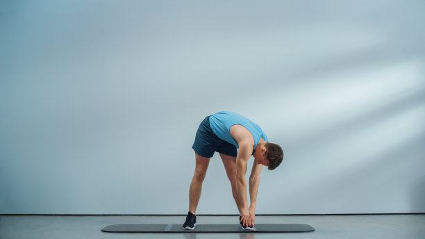 健身课程互联网视频与年轻的运动私人教练解释核心加强和伸展锻炼教程。适合在线教练显示有效的热身初学者。图片下载