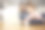 一个女婴正在向她的爸爸展示如何在笔记本电脑上工作。图片下载