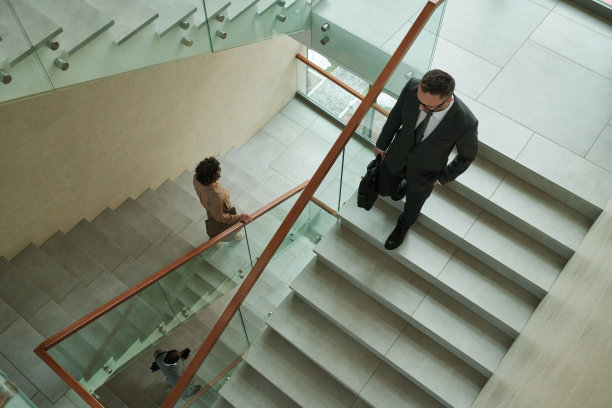 上图中，多文化白领正在下楼图片下载