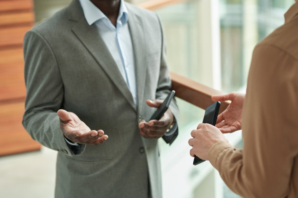 身着灰色正装的成熟老板与下属互动的特写镜头图片下载