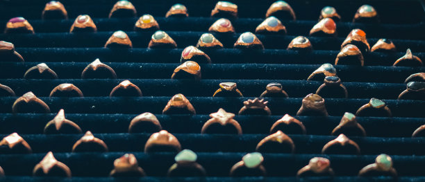 排成一排的铜环。图片下载