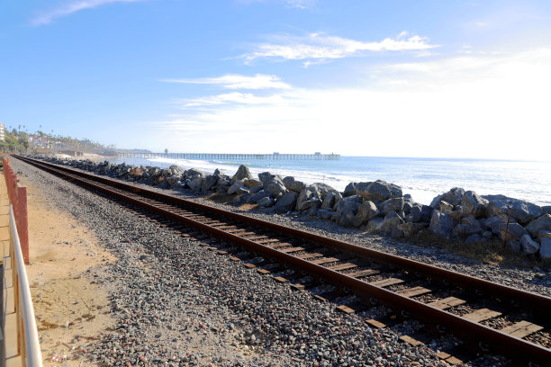 圣克莱门特码头和沿着圣克莱门特海滩的铁路图片下载