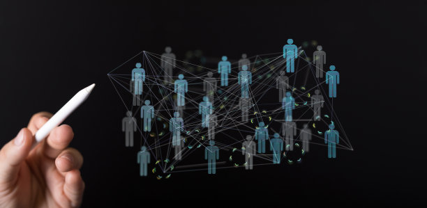 人的手敲击一个全息图的人使用一个触控笔网络-全球网络的概念图片下载