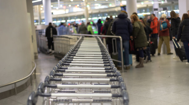 国际机场候机楼的行李推车图片下载