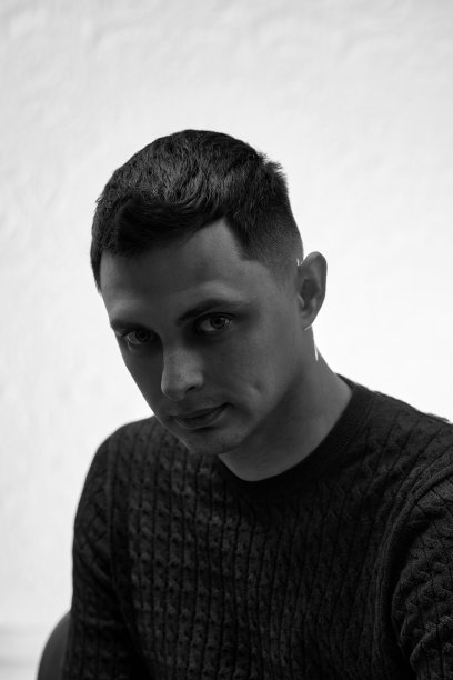 白底有时髦头发和胡子的男人图片下载