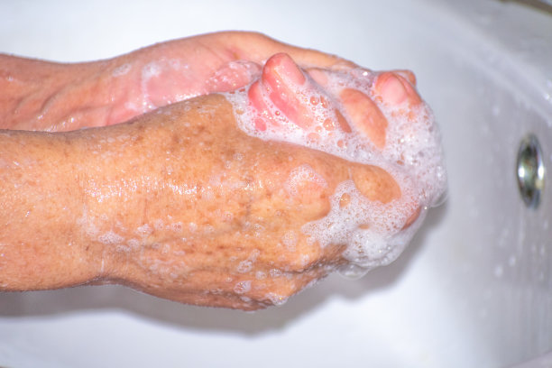 老奶奶用肥皂洗手图片下载