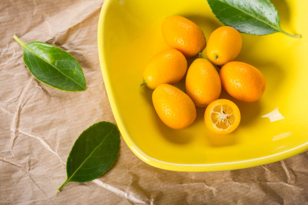 俯视图新鲜金桔水果在一个碗图片下载