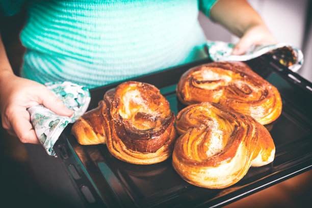 女人端着一盘刚烤好的椒盐卷饼图片下载