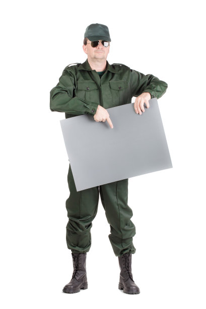 一个穿着全套军服的男人举着横幅站着。图片下载
