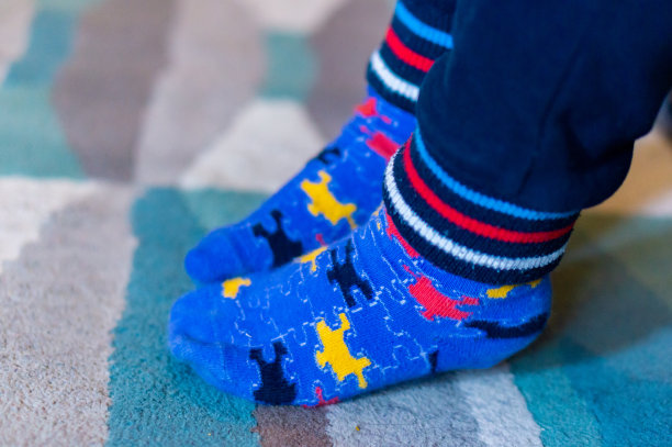 孩子穿着蓝袜子的脚特写。图片下载