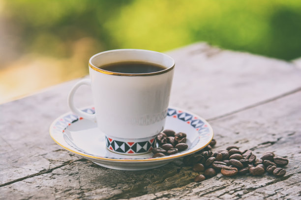 一杯咖啡豆环绕的咖啡图片下载