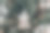 白色天使饰品挂在圣诞树上的特写照片图片下载