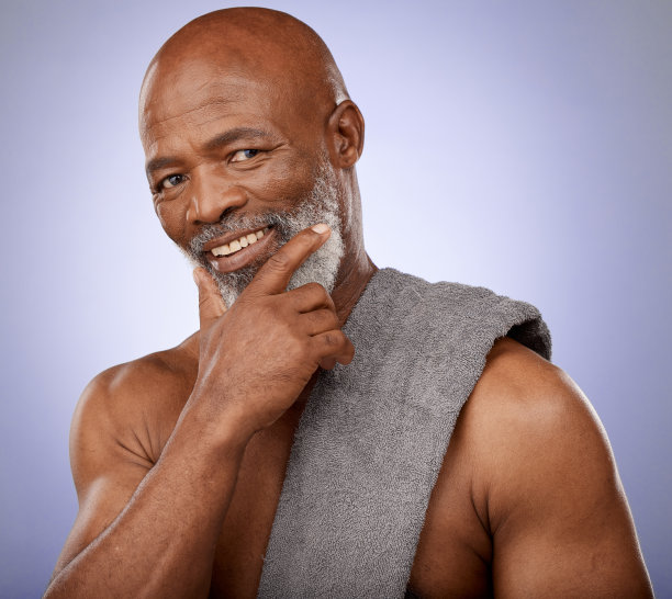 美容，护肤和肖像高级男子的抗衰老浴室例行程序，健康或身体清洁卫生。淋浴，水疗沙龙和老年非洲模特的脸，清洁健康的皮肤焕发光彩图片下载