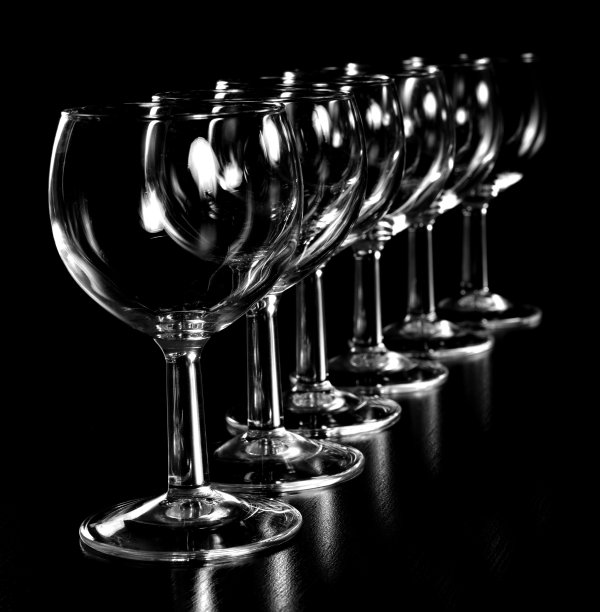 特写镜头是一排排孤立在黑色背景上的酒杯图片下载