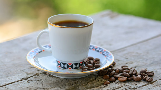 一杯咖啡豆环绕的咖啡图片下载