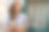 在一个炎热的暑假，美丽快乐的女人和冰淇淋。人们旅游的乐趣概念。图片下载