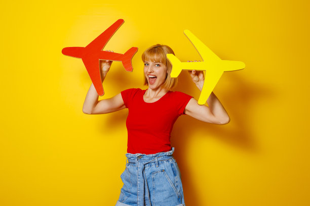 女子手持飞机作为暑假和空中旅行的概念图片下载