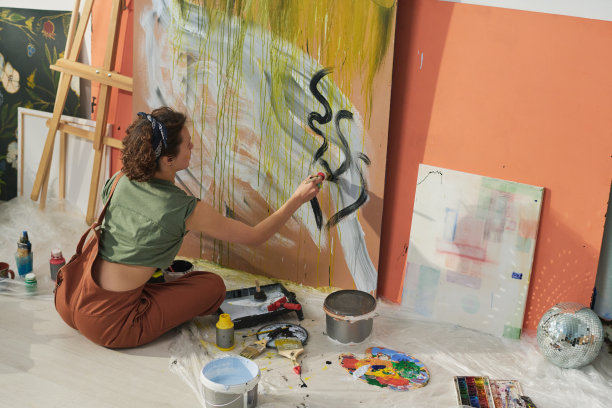 有创意的女孩在休闲服装画黑色轮廓灰色抽象图片下载