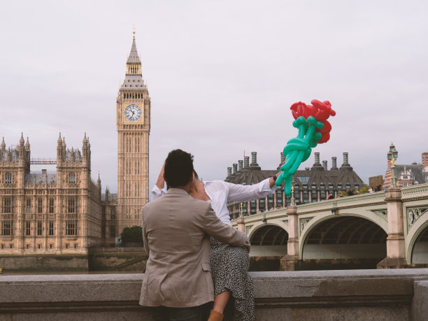 不同的情侣约会在伦敦，浪漫的概念图片下载