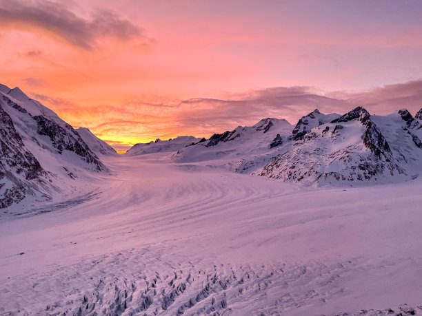 瑞士冰川上的壮丽日落图片下载