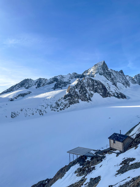 瑞士壮观的雪山山脉图片下载