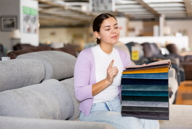 女士在家具陈列室挑选沙发材料图片下载