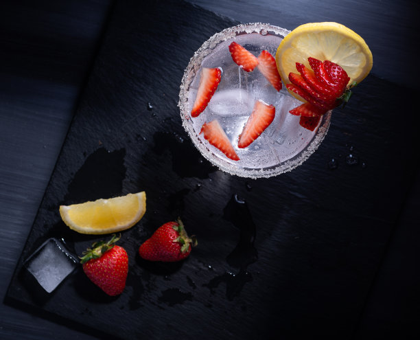 黑色表面的草莓和柠檬清爽饮料的俯视图图片下载