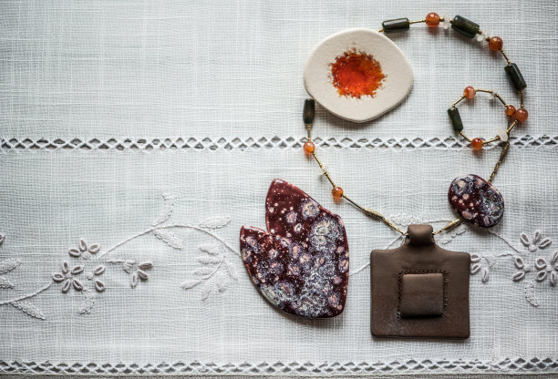 艺术家灵感在手工粘土项链图片下载