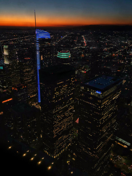 从日落时分的夜空俯瞰洛杉矶的天际线图片下载