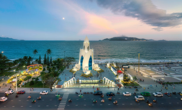 春节期间，芽庄海滩上的Tram Huong塔图片下载