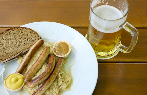 在巴伐利亚小旅馆享用丰盛的午餐。吃的有香肠和酸菜和甜芥末，还有一杯窖藏啤酒。图片下载