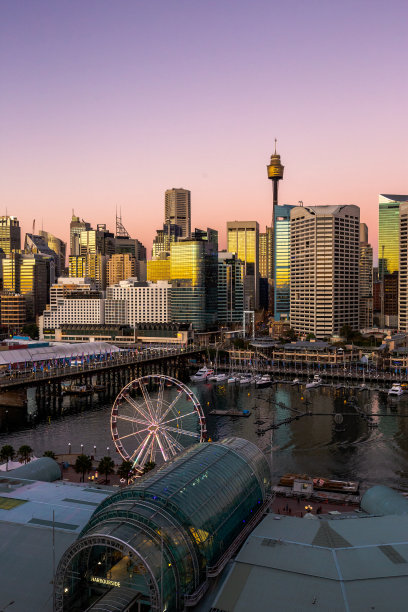 肖像拍摄的悉尼，包括达令港和CBD惊人的日落色彩在金色和淡紫色日落降落在一个晴朗的日子图片下载