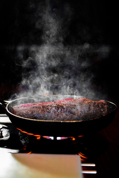 美味的里脊肉，在热锅里用大火炸，上面蒸着。图片下载