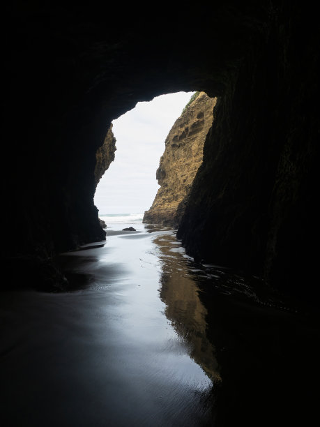 从黑暗的Piha气孔洞到海洋图片下载