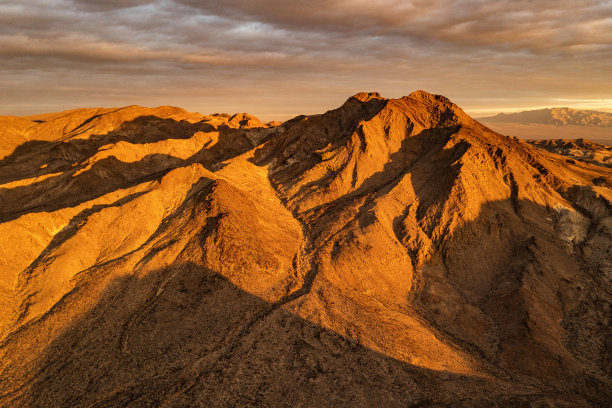 戏剧性的红色岩石沙漠景观，超凡脱俗的环境拍摄日落从空中的角度图片下载