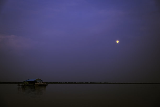Tonlé Sap with moon in Cambodia图片下载