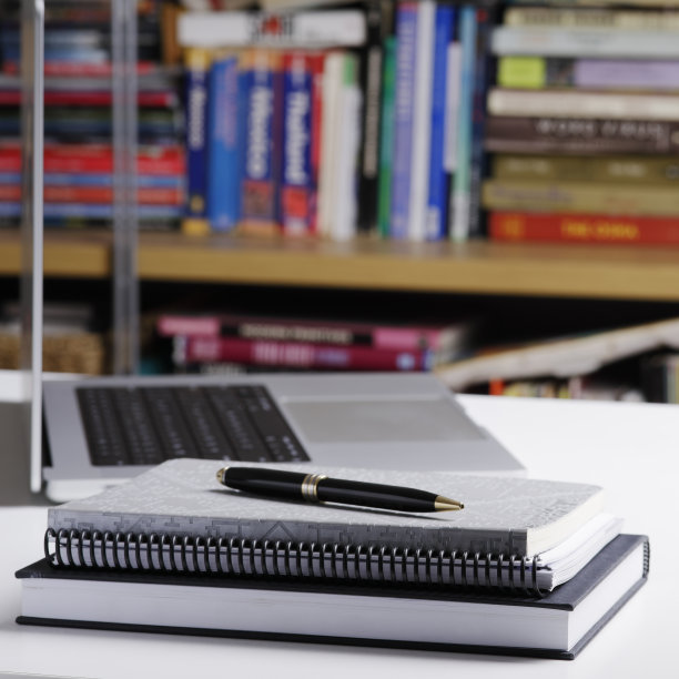 近距离的笔记本电脑和笔记本电脑在图书馆图片下载