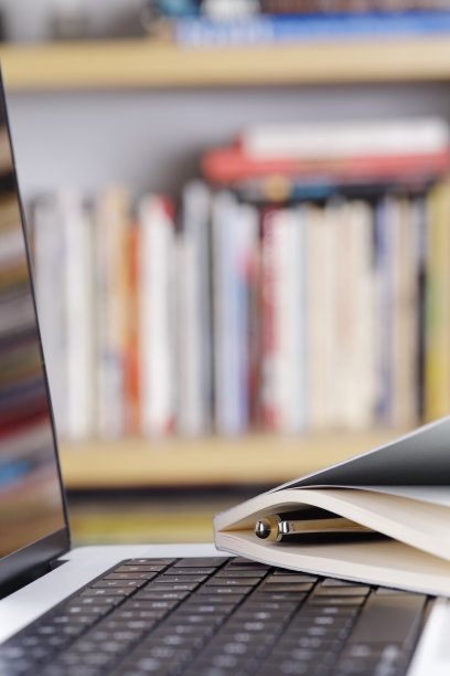 近距离的笔记本电脑和笔记本电脑在图书馆图片下载