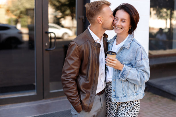 一对30岁的夫妇端着咖啡散步图片下载