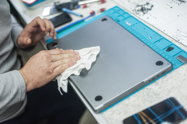 维修，专业服务清理，笔记本，笔记本，屏幕，键盘，机箱。图片下载