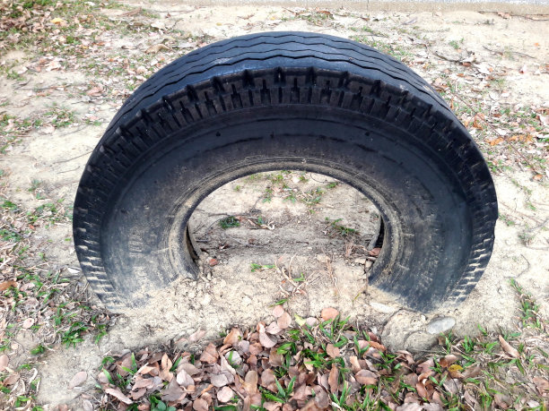 公园里的旧轮胎。车轮半埋在土里。让人们做背部伸展运动。台湾图片下载