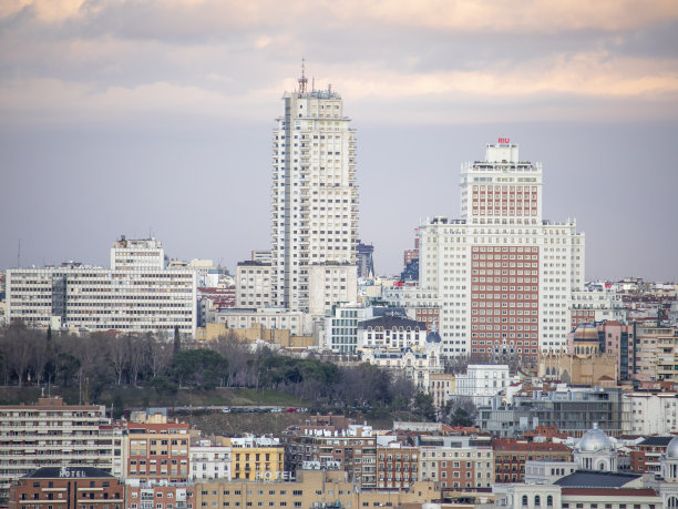 日落时分的马德里城市天际线图片下载