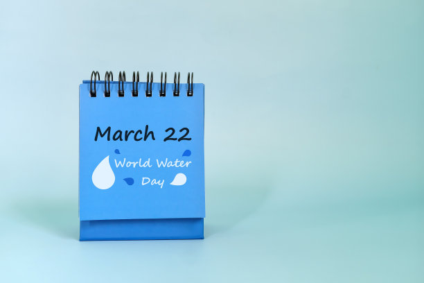 3月22日作为世界水日日期提醒在蓝色台历上。庆祝活动的概念。图片下载