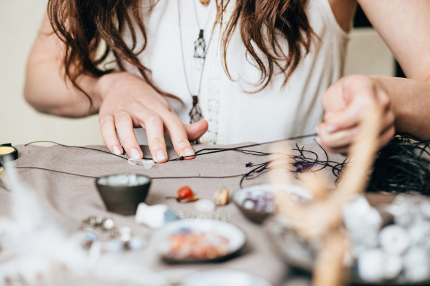 一名妇女正在手工制作宝石首饰图片下载