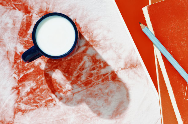 装有牛奶、书和铅笔的杯子图片下载