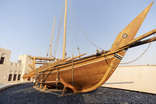 迪拜历史区的旧木制划艇。文化遗产村。船只装置。图片下载